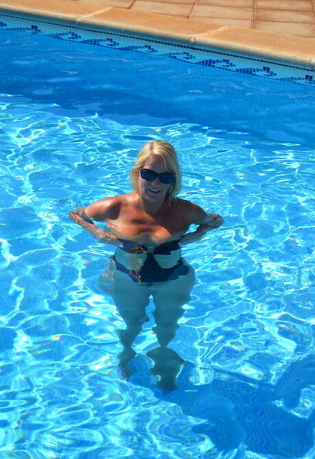 Huge Tits in Bikini Pics